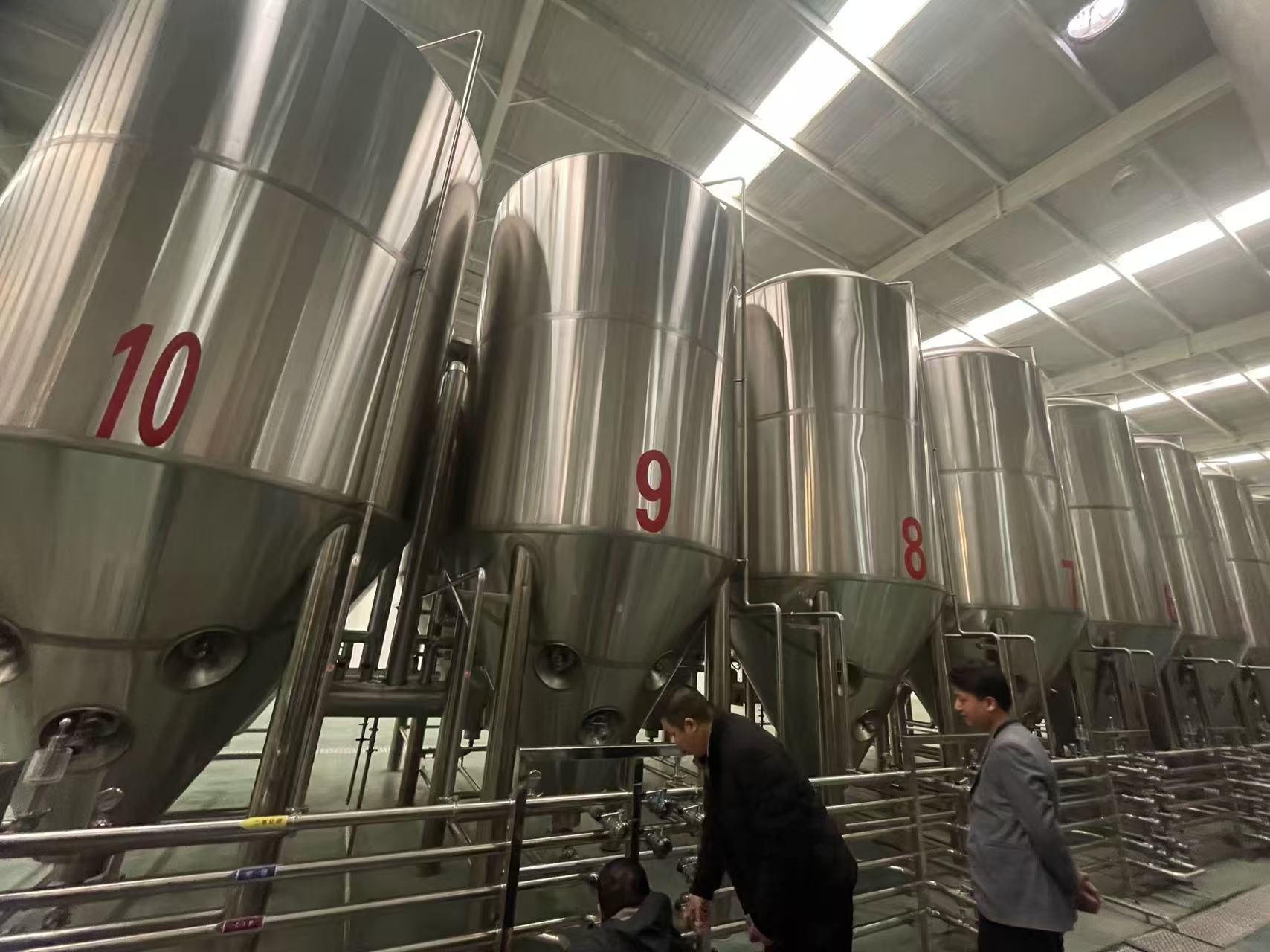 二连浩特精酿啤酒设备厂—平面布置、设备设计、制造、调试、培训等一条龙服务